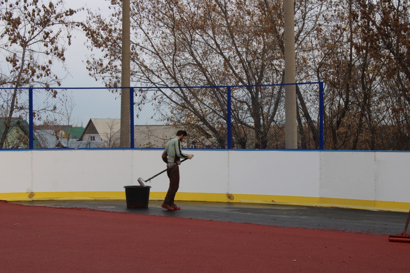 Завершаются работы по монтажу новой хоккейной коробки мкр. Бажово, которая находится на территории «Детский юношеский центр» г. Новоалтайска..