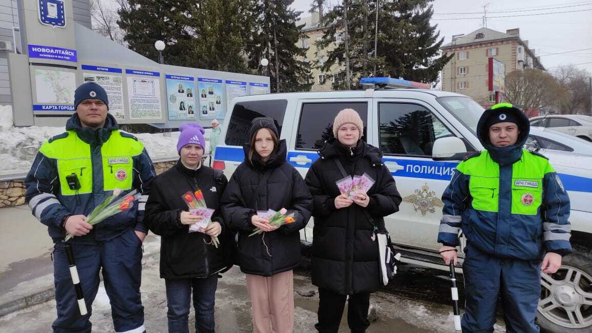 Акция «Цветы для автоледи».