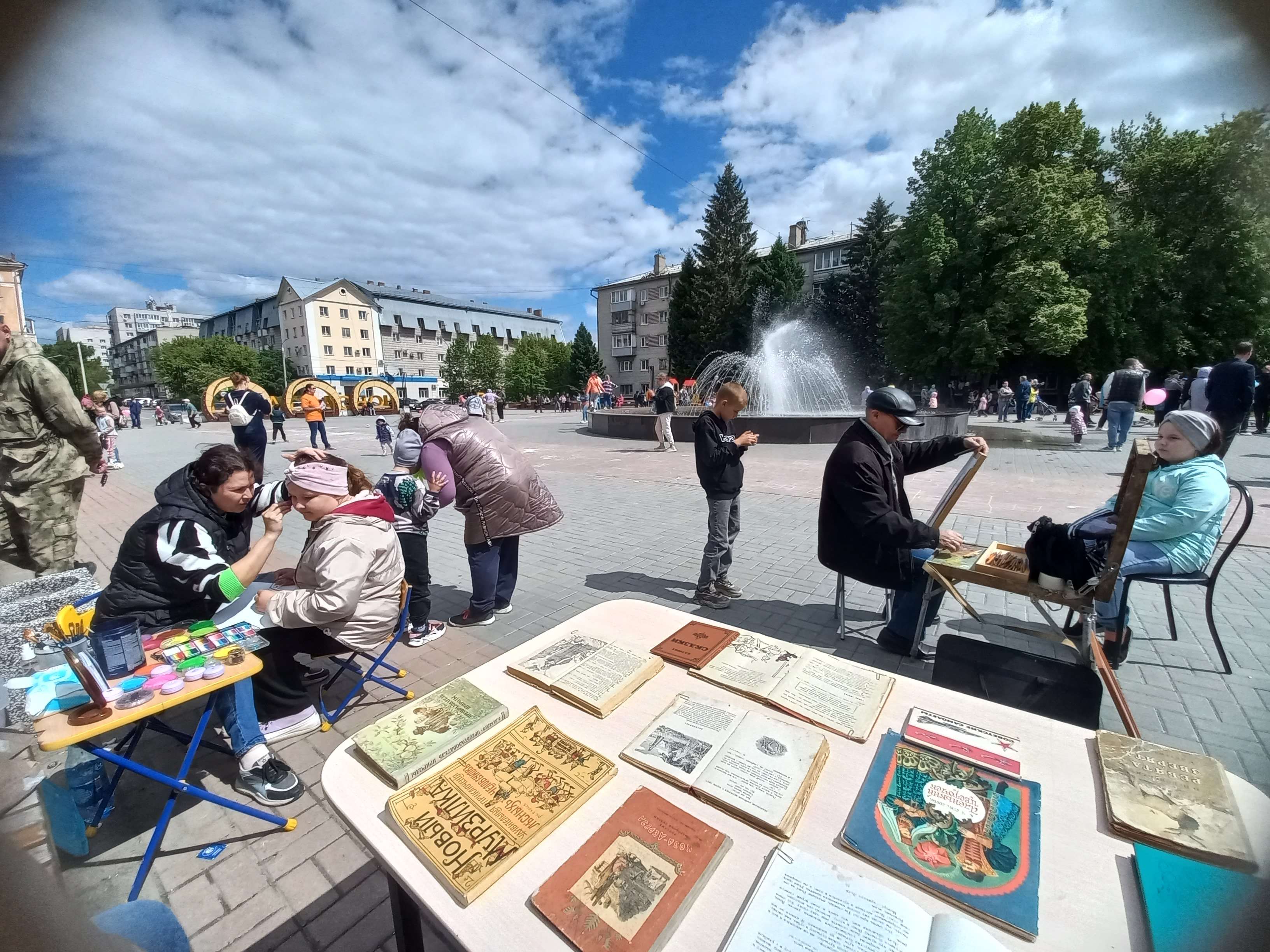 1 июня на площади имени В. Ряполова в Новоалтайске прошла передвижная выставка «Волшебный мир детской книги». Это мероприятие было организовано в рамках празднования Дня защиты детей.