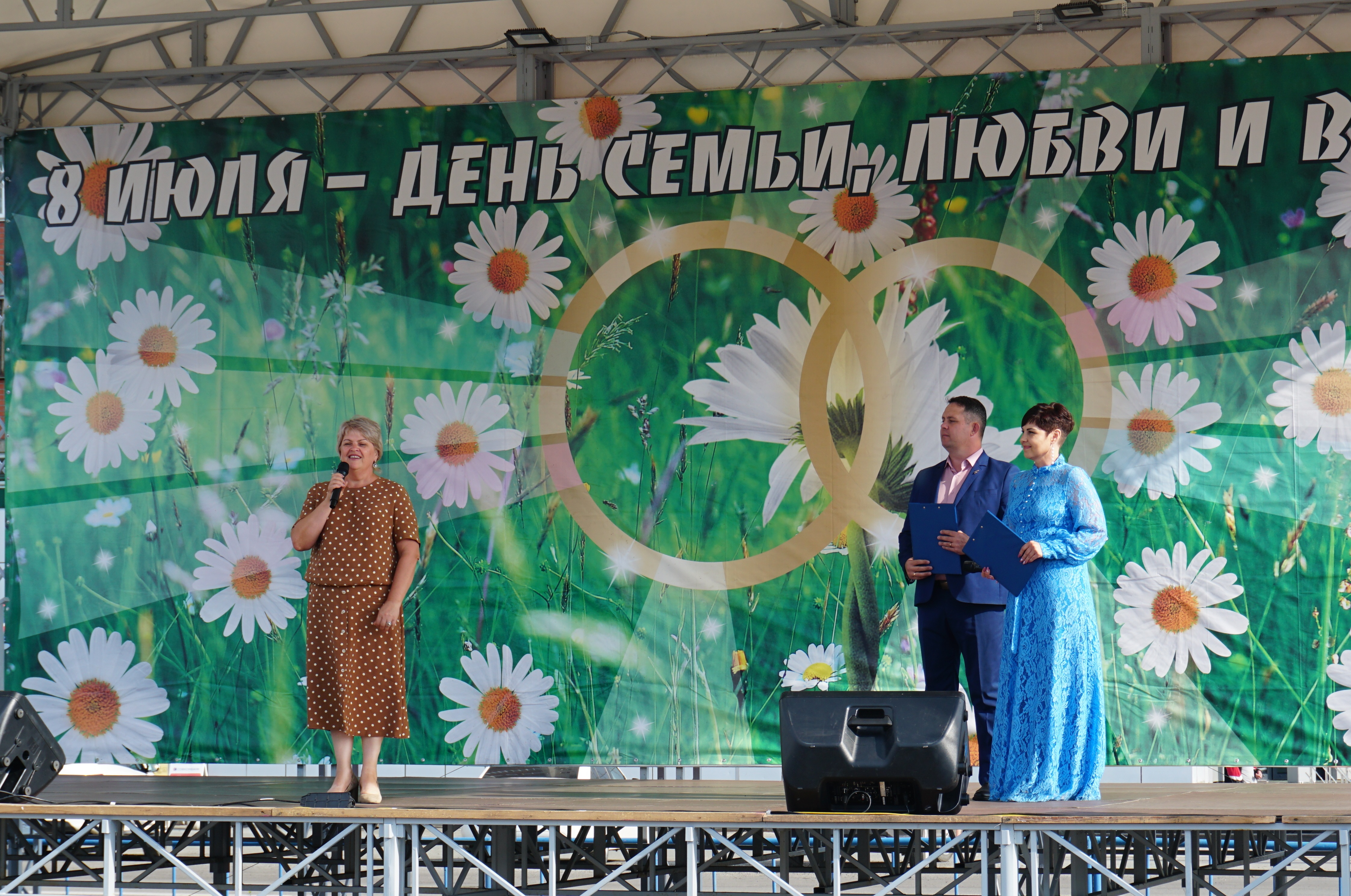 8 июля на Центральной площади города Новоалтайска прошло праздничное мероприятие «От сердца к сердцу», посвящённое Дню семьи, любви и верности..