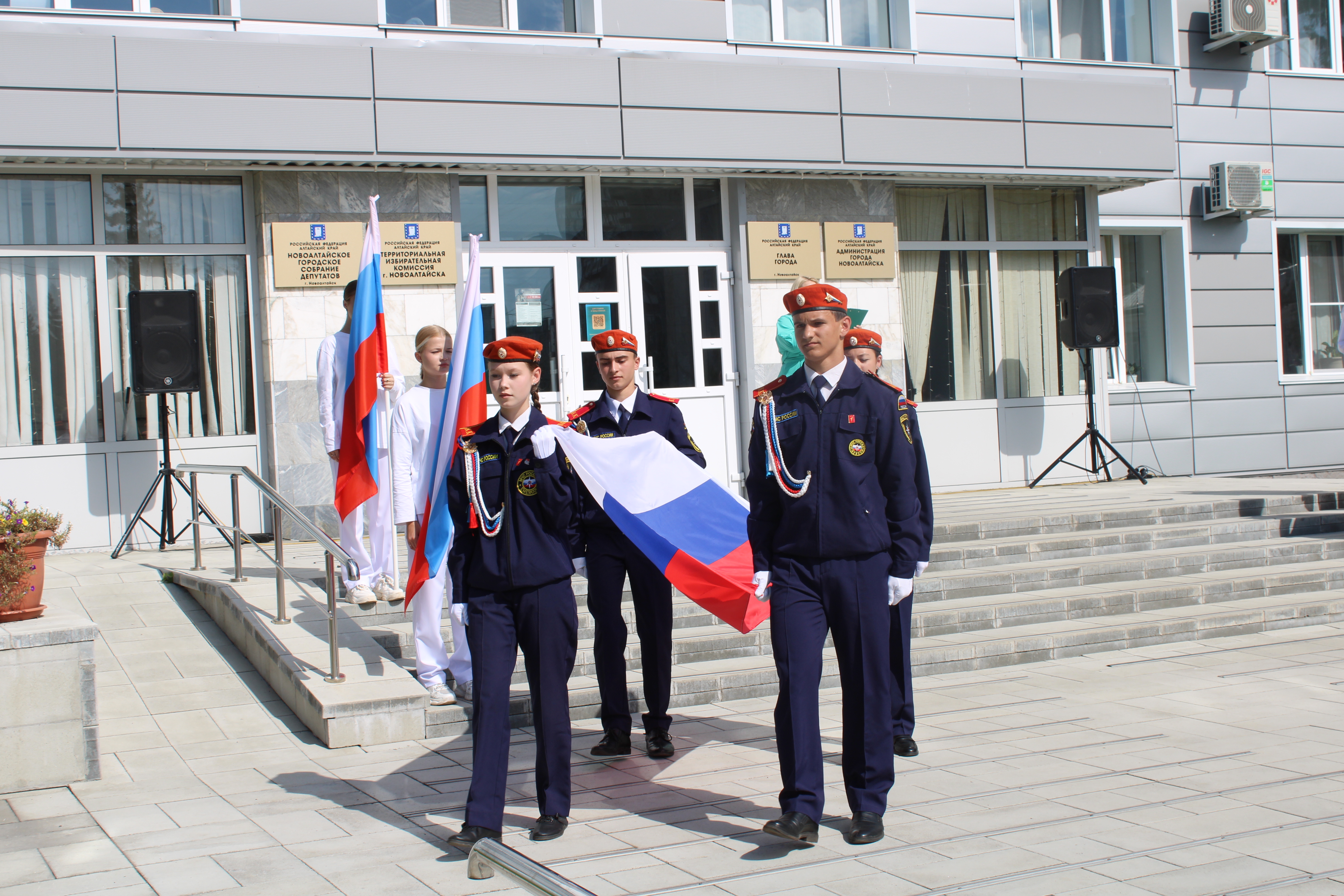 Сегодня в Администрации города Новоалтайска прошло торжественное мероприятие, посвященное Дню Государственного флага Российской Федерации. Это ежегодная традиция, отмечаемая 22 августа.