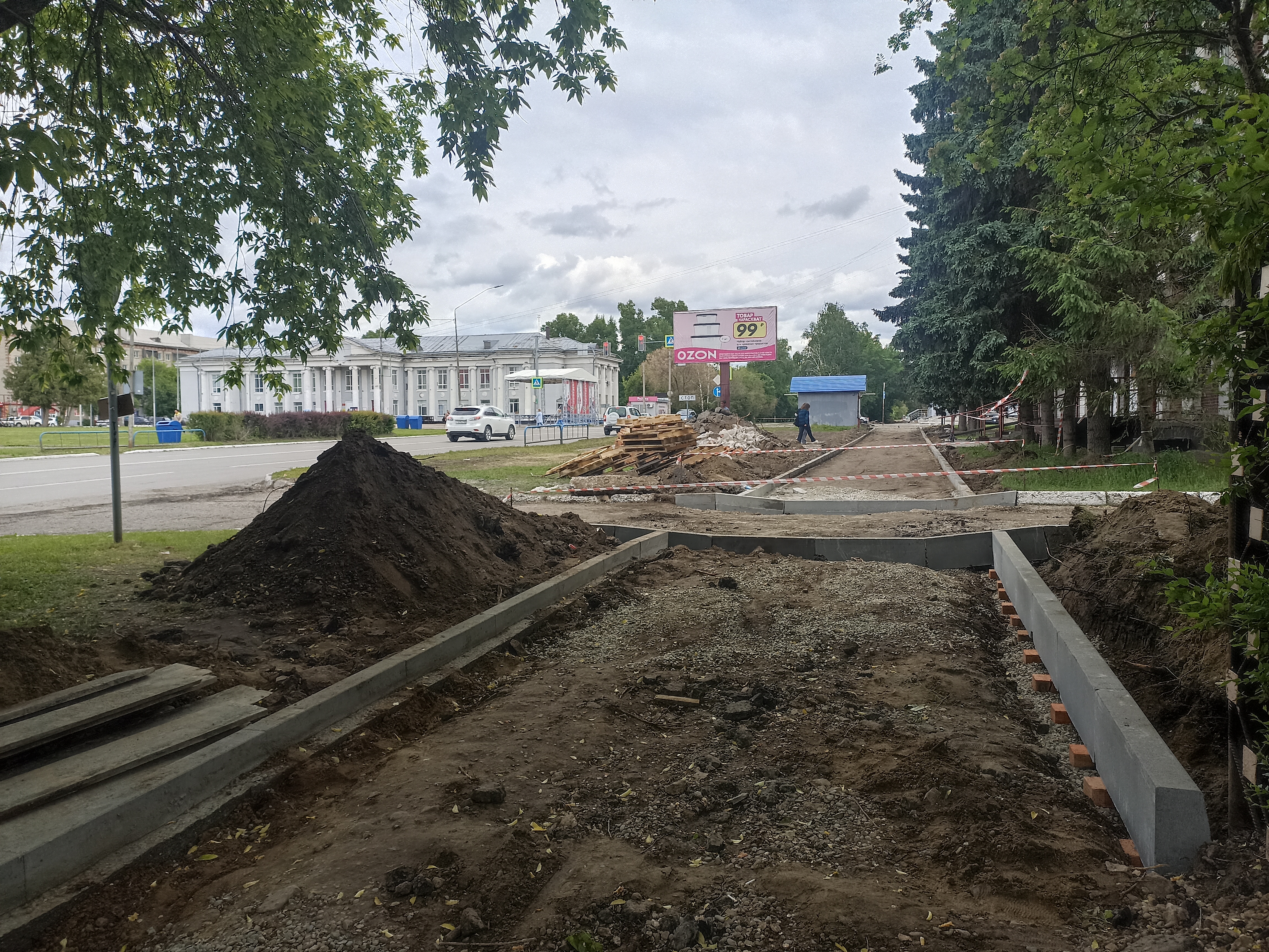 В городе Новоалтайске в рамках федерального проекта «Формирование комфортной городской среды» национального проекта «Инфраструктура для жизни» В 2025 году ведутся работы по благоустройству двух общественных территорий.