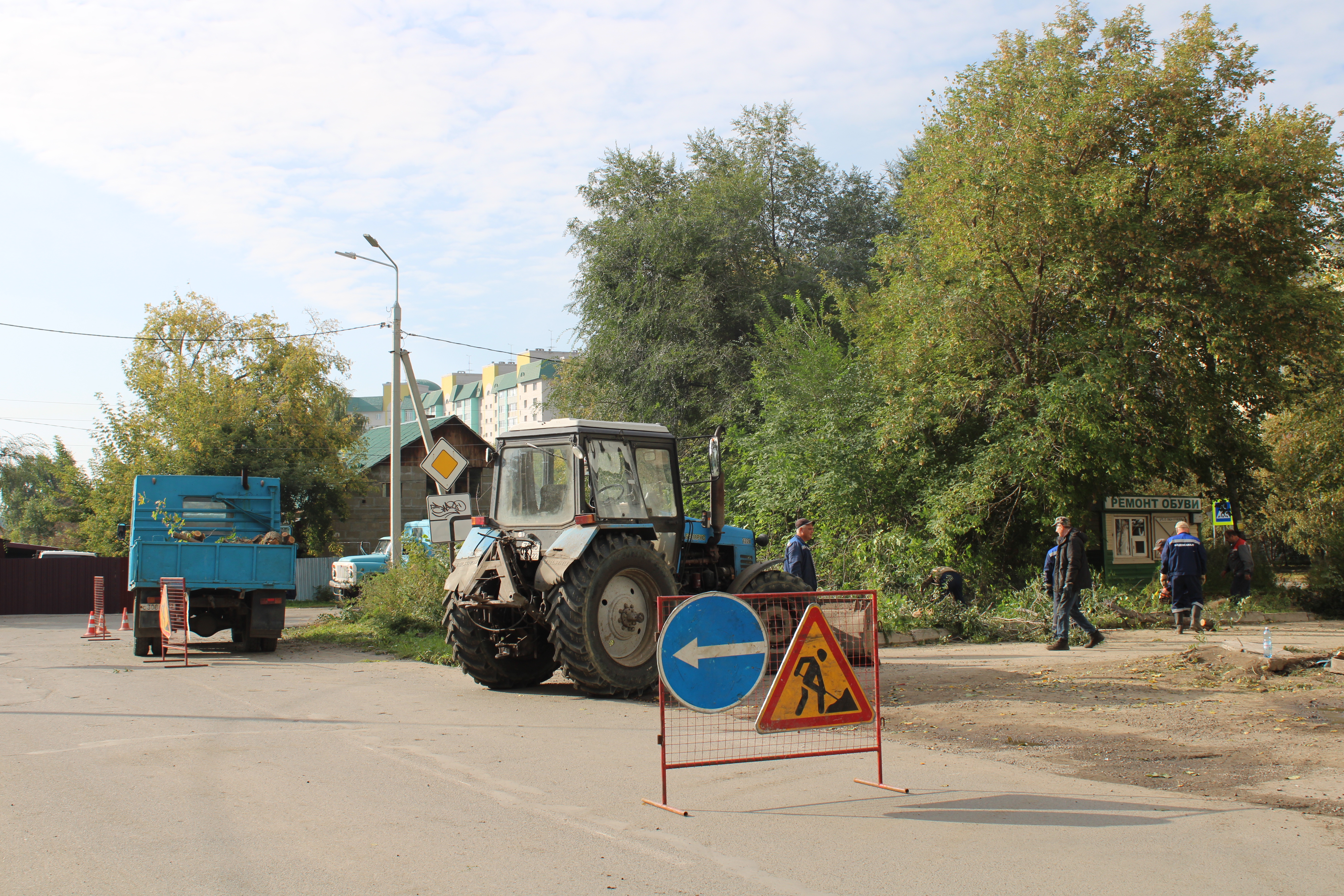 На канализационном коллекторе продолжаются работы по устранению засора, вызванного несоблюдением жителями правил утилизации отходов. Сотрудники ООО «Новоалтайскводоканал» прилагают все усилия для скорейшего завершения работ..