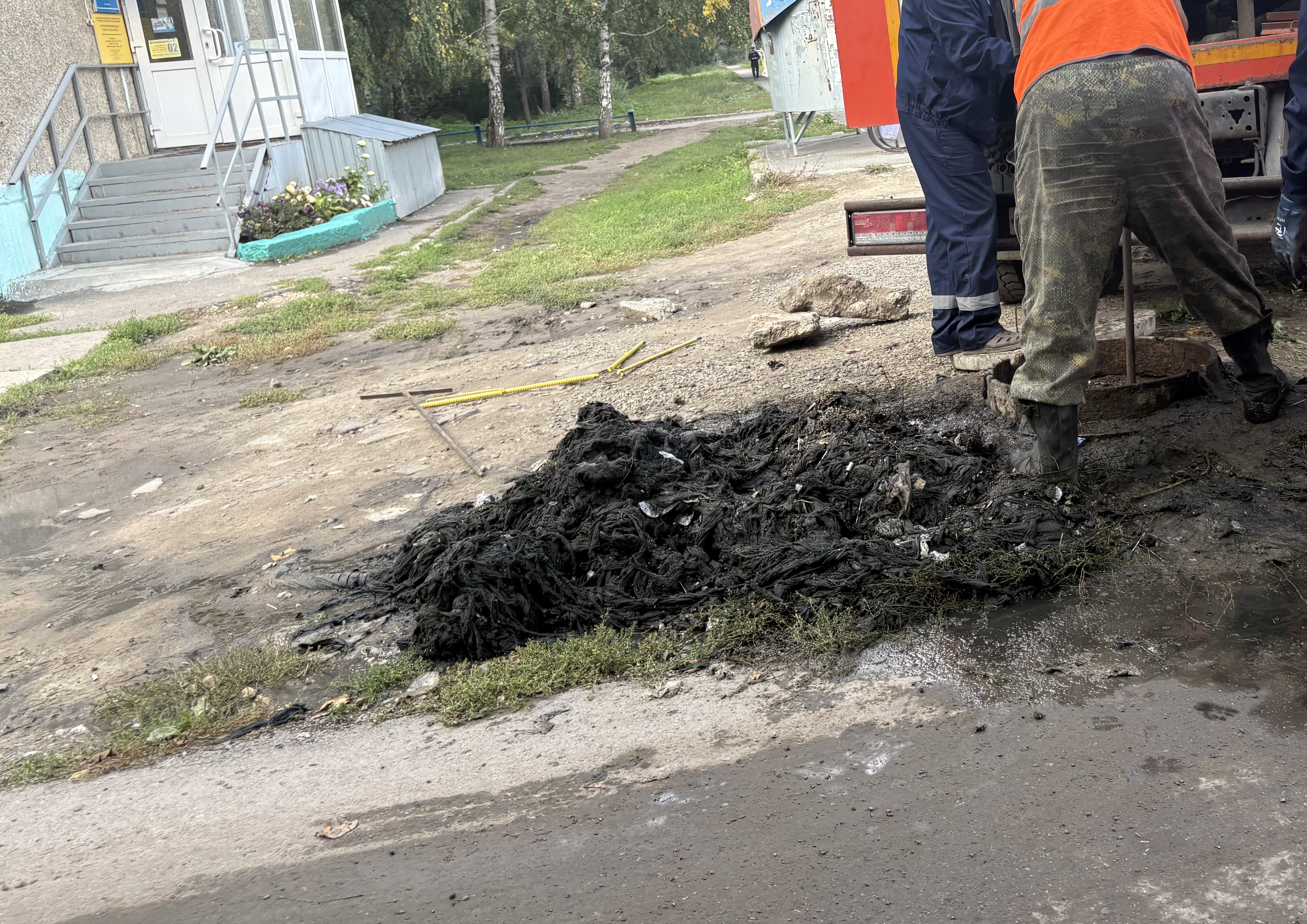 10 сентября в нашем городе было отключено водоснабжение из-за аварийной ситуации на канализационном коллекторе, возникшей по причине затора. Этот затор вызван несоблюдением жителями правил утилизации отходов..
