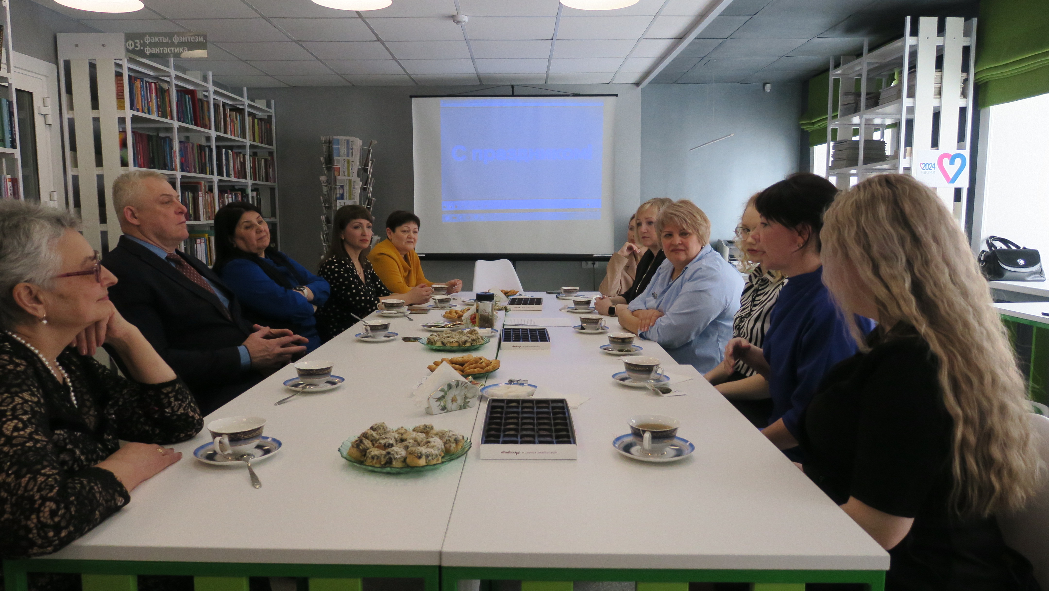 Встреча Главы города Владимира Георгиевича Бодунова с женским активом города Новоалтайска состоялась в Центральной городской библиотеке имени Л.С.Мерзликина  Участницы встречи - это известные люди не только в нашем городе, но и за его пределами.