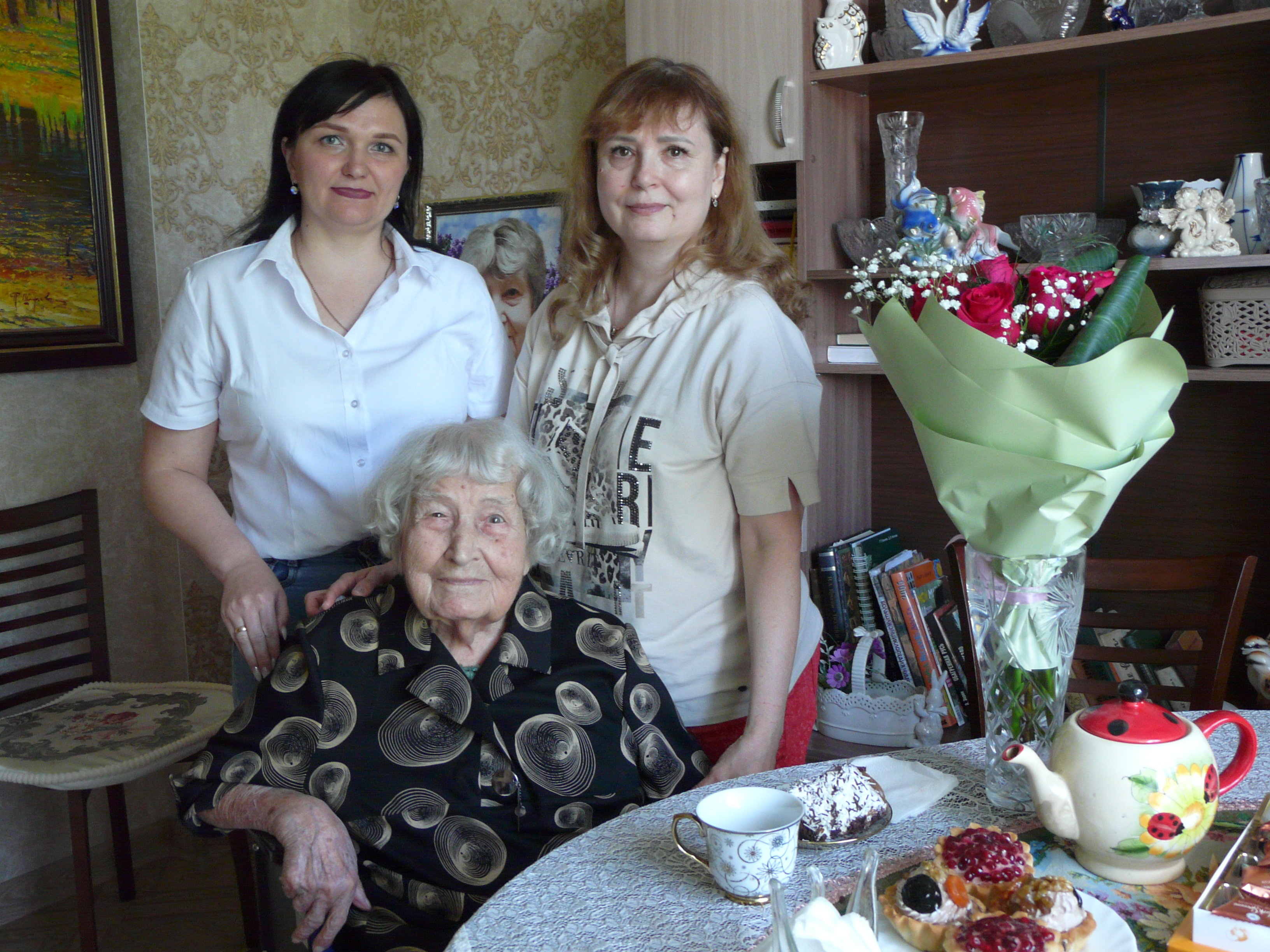 В Новоалтайске с наступающим 102-летием поздравили первого диктора городского радио Марию Алексеевну Корнишину.