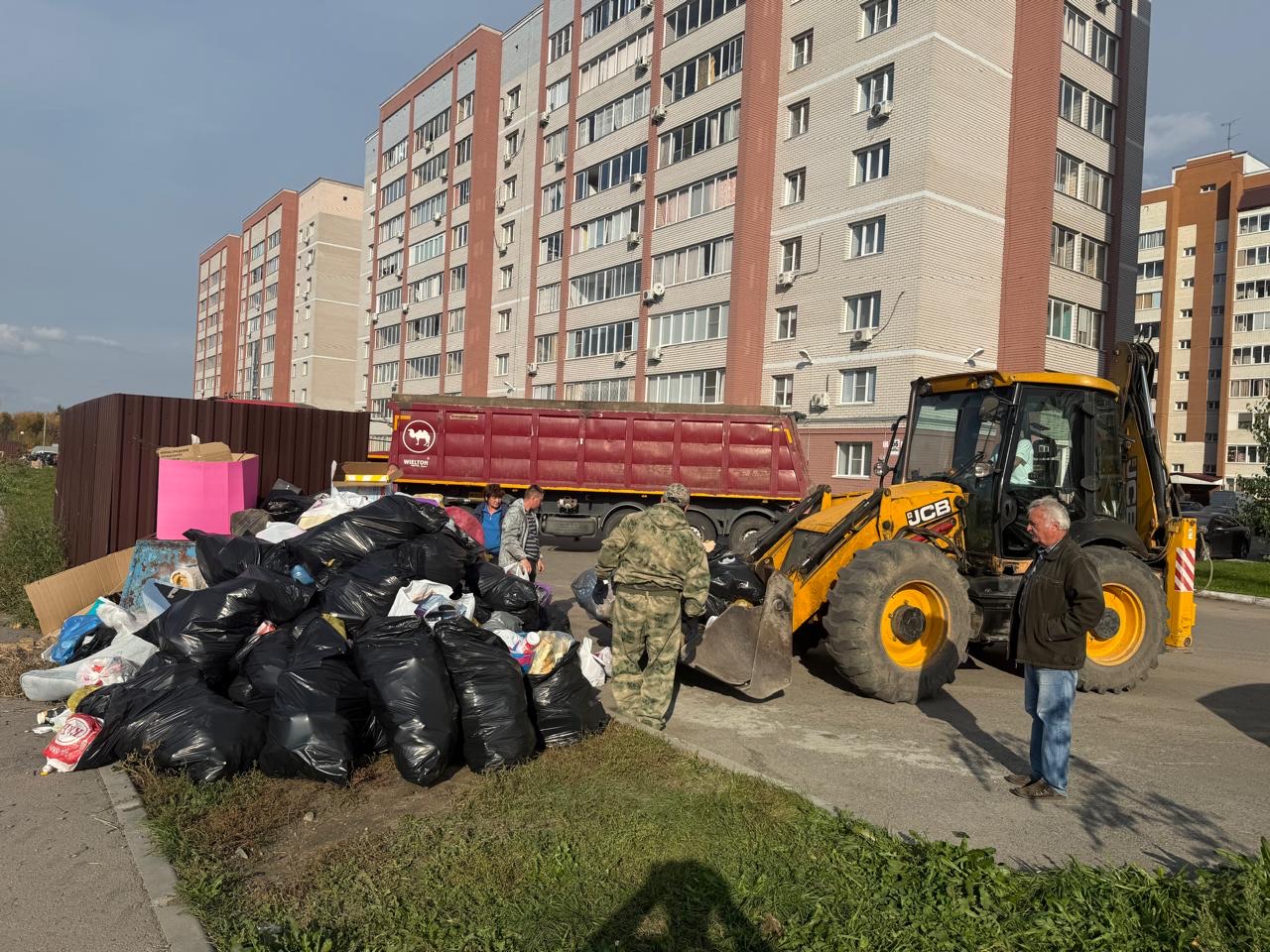 С начала сентября переполненные мусорные баки стали неприятным зрелищем на улицах. С чем связаны перебои вывоза мусора и какие меры предпринимаются, чтобы исправить ситуацию.