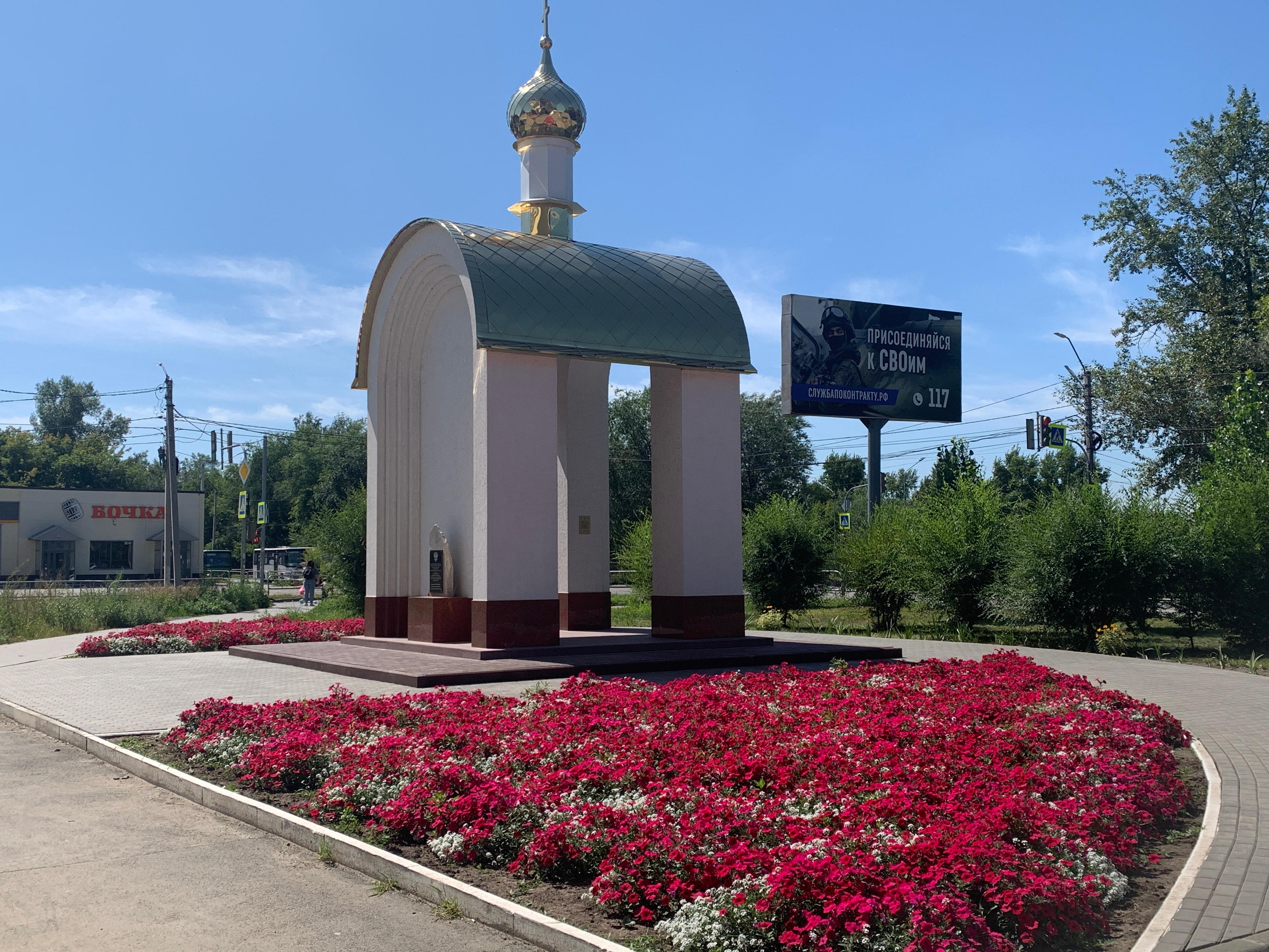 Летняя пора в самом разгаре, и яркие краски цветов и зелени радуют глаз.