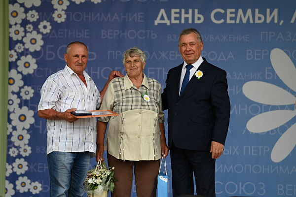 Семейная пара из города Новоалтайска награждена медалью «За любовь и верность».