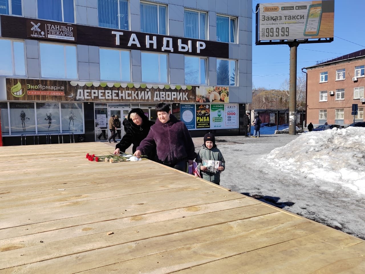 У входа в торговый центр &quot;Альфа&quot; г.Новоалтайска возник стихийный мемориал в честь погибших в чудовищном теракте &quot;Крокус Сити Холл&quot; в Подмосковье.