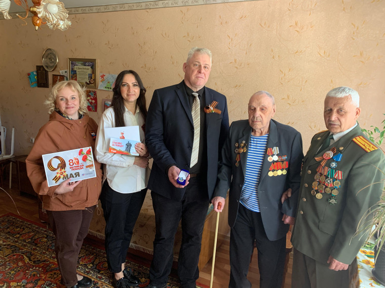 Глава Новоалтайска поздравил героев Великой Отечественной войны накануне 80-летия Победы». Глава Новоалтайска поздравил героев Великой Отечественной войны накануне 80-летия Победы».
