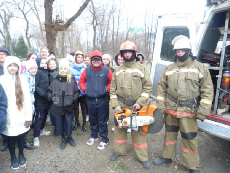 МКУ «Управление по делам гражданской обороны и чрезвычайным ситуациям города Новоалтайска» информирует: Пожарные в гостях у школьников.