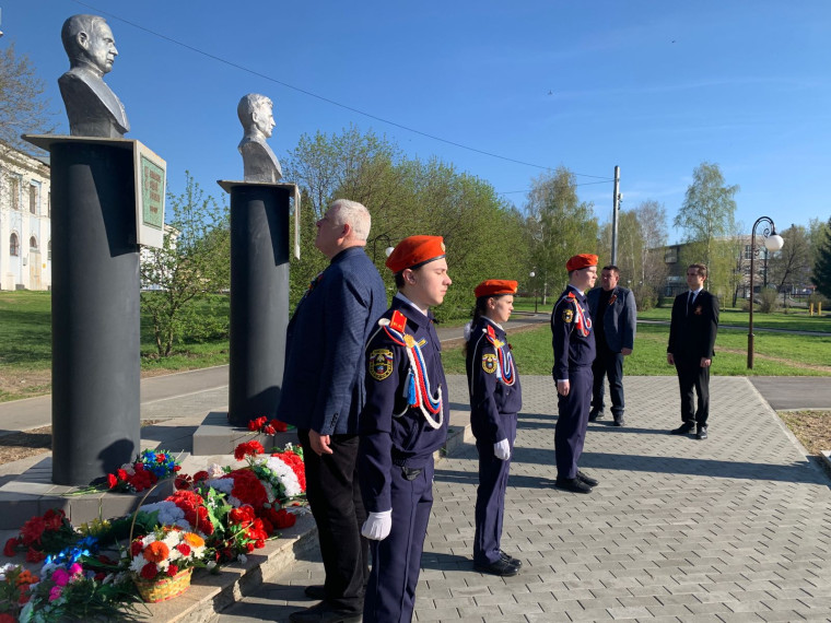 Глава города возложил цветы к памятнику воинам-новоалтайцам, погибшим в годы Великой Отечественной войны 1941-1945 г..