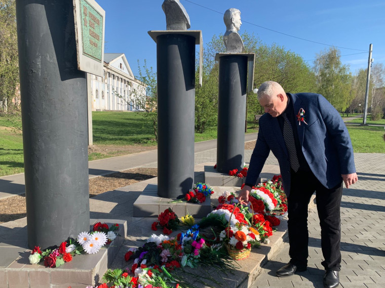 Глава города возложил цветы к памятнику воинам-новоалтайцам, погибшим в годы Великой Отечественной войны 1941-1945 г..